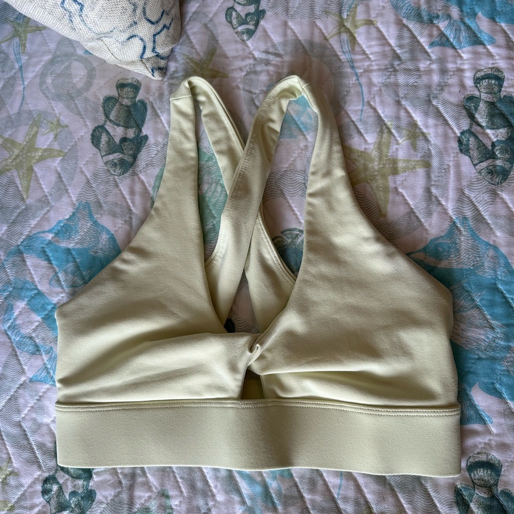Fabletics Oasis Twist Sports Bra light yellow